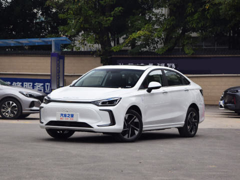 PEKÍN EU5 Coche eléctrico compacto de 4 puertas y 5 asientos