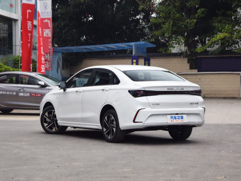 PEKÍN EU5 Coche eléctrico compacto de 4 puertas y 5 asientos