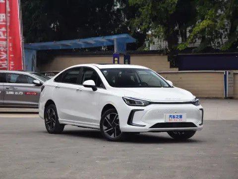 PEKÍN EU5 Coche eléctrico compacto de 4 puertas y 5 asientos