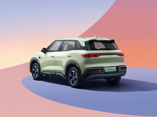 2025 BYD Yuan UP. tiene nuevas características de conducción inteligente. alcance eléctrico puro de 301KM-401KM. mejor relación calidad-precio