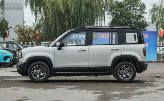 Baojun Yueye Plus es un vehículo eléctrico chino con un diseño cuadrado distintivo, que ofrece una autonomía CLTC de 401 km. Viene en versiones de 5 y 4 plazas,ofreciendo un valor excepcional para el dinero