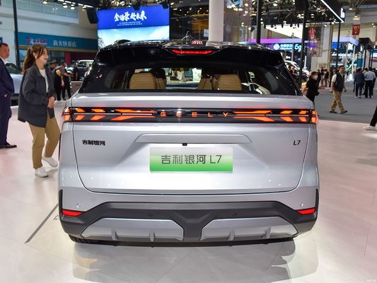 Geely Galaxy L7, propulsado por motores de 1.5L y 1.5T, con un alcance combinado de 1.370 km y un alcance puramente eléctrico de 115 km. un SUV híbrido enchufable rentable.